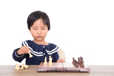 幼儿园的孩子在接受国际象棋教育