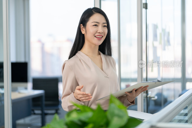 年轻商务女士拿着文件夹