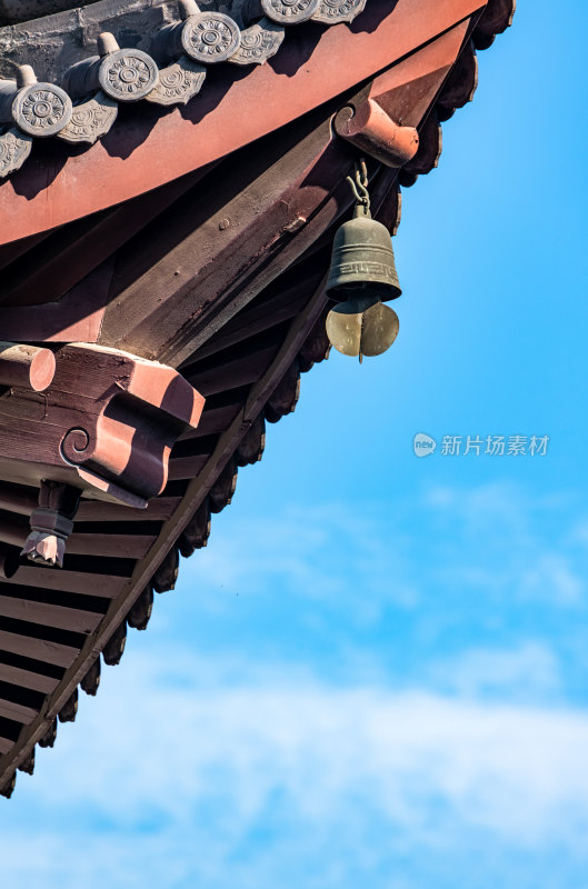 中式古建筑屋檐风铃特写