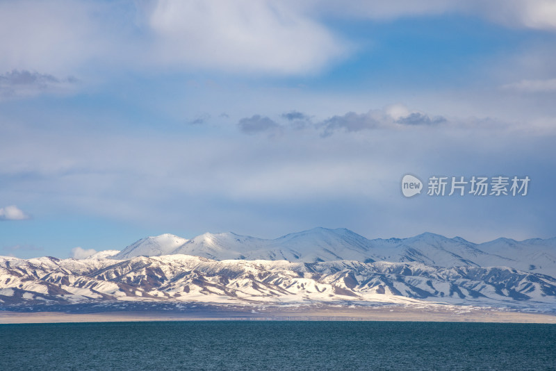 青海湖边的雪山