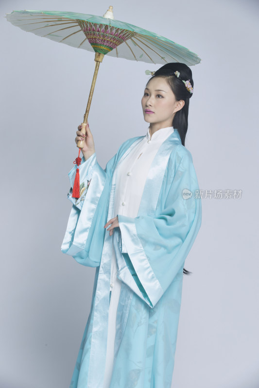 身穿古装的汉服女性人像（汉服影棚拍摄）