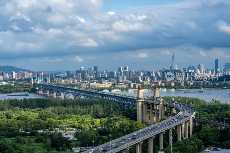 台风天的南京长江大桥与主城区