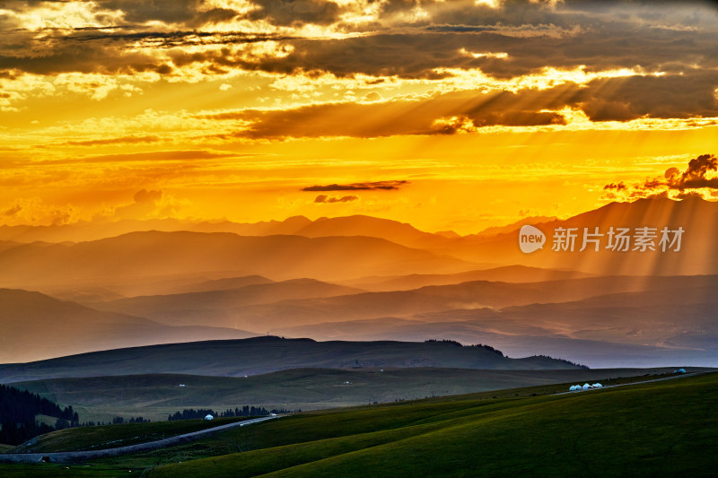 夕阳下的喀拉峻草原