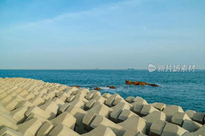 中国青岛情人坝海边风光