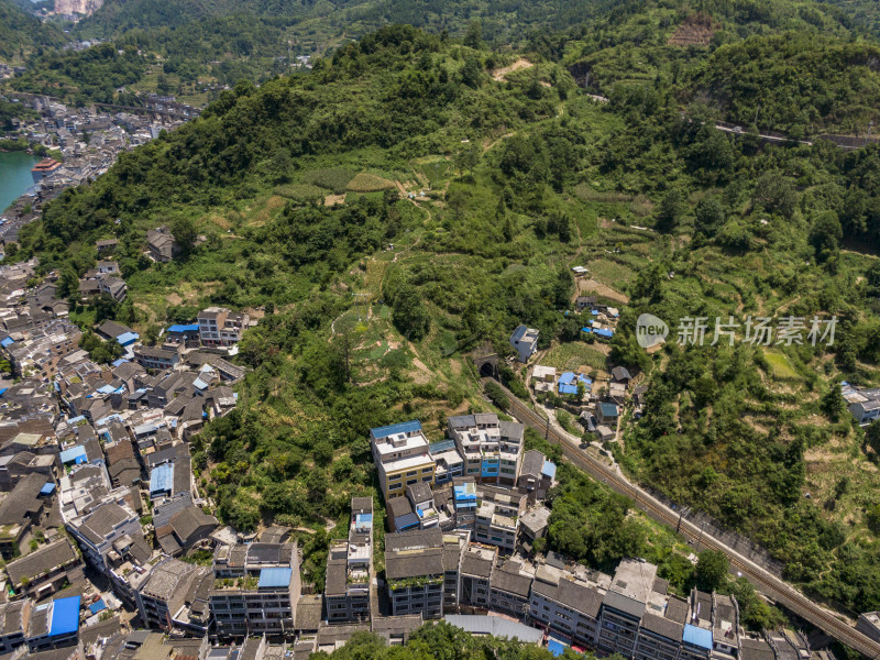 贵州大山中的小村庄航拍图