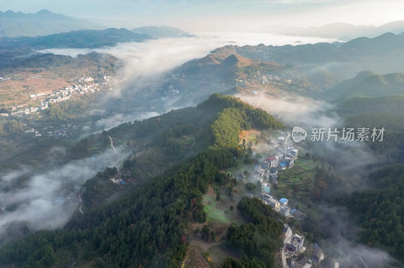 重庆酉阳：雾漫青山白茫茫