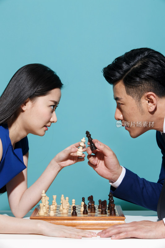 青年商务男女下象棋