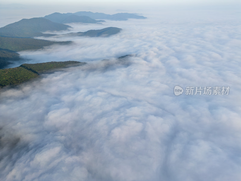 航拍云海之上的山峦