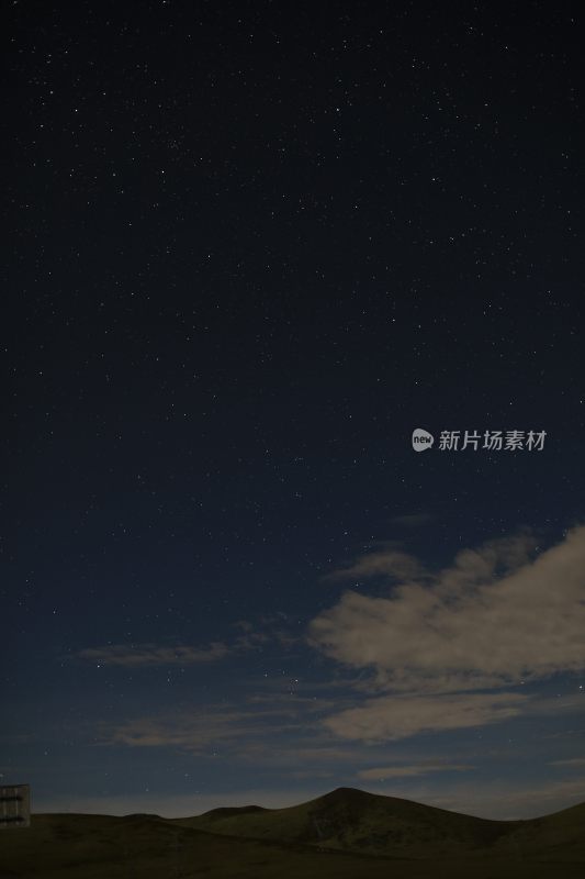 318川西新都桥高山上的夜晚星空