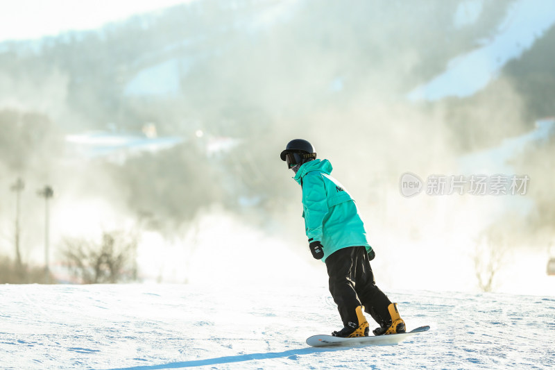 持滑雪板的滑雪者