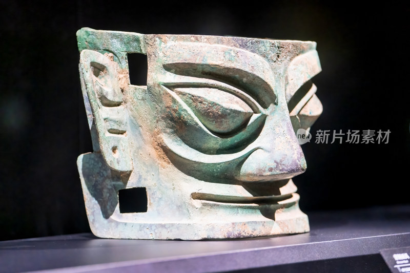 四川三星堆博物馆商青铜人面具展品