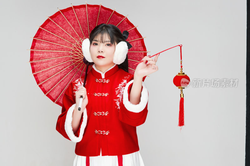 手打油纸伞手提红灯笼身穿喜庆汉服的可爱少女