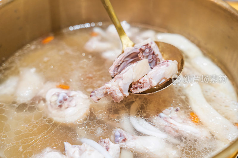 海南三亚椰子鸡 鸡汤里捞起的鸡肉