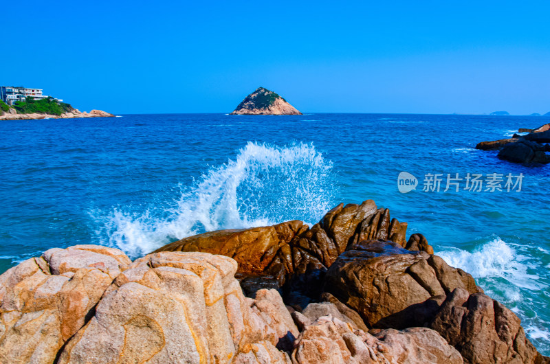 香港石澳海岸公园海浪拍打礁石