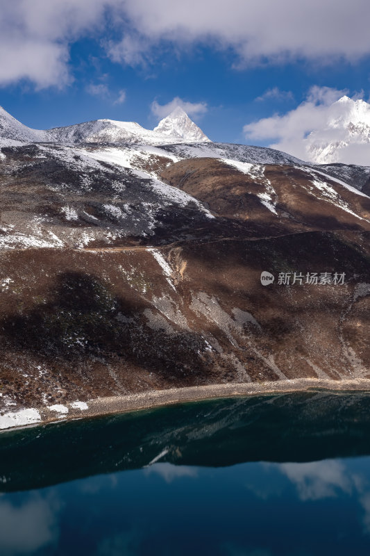 西藏山南洛扎秘境库拉岗日雪山湖泊壮丽景色