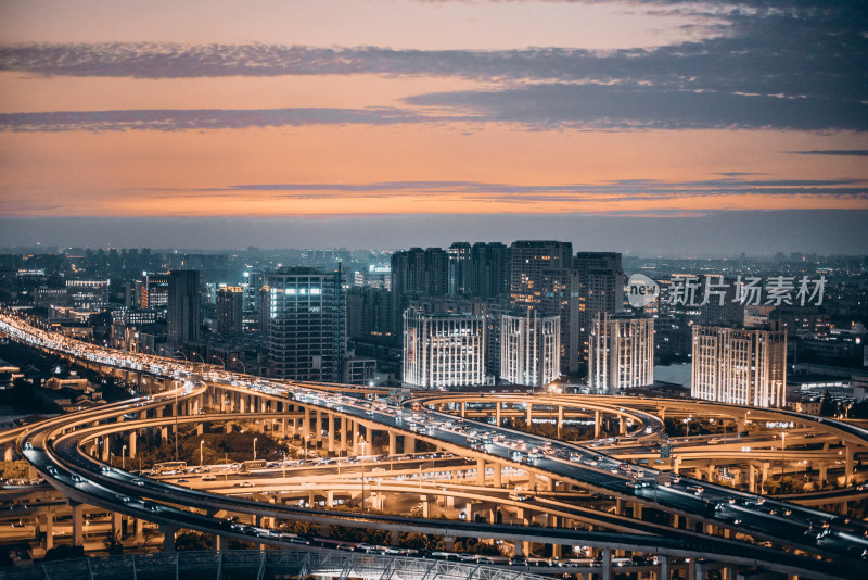 傍晚时分上海汶水路高架上繁忙的交通