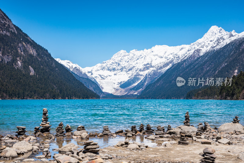 白雪皑皑的群山映衬下的湖景 西藏林芝新措