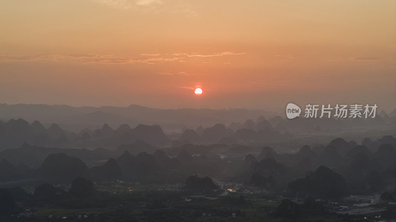 鸟瞰日落时分的桂林山景