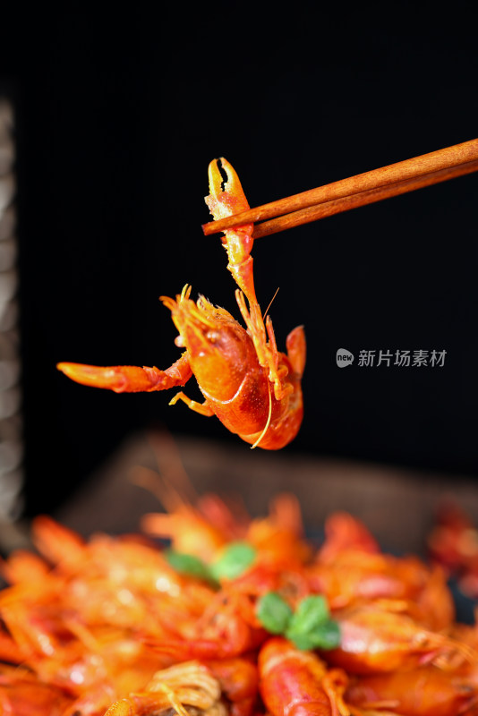 筷子夹起一只小龙虾