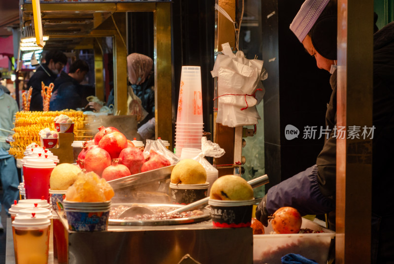 陕西省西安回民街的榨汁和冰糖雪梨摊位