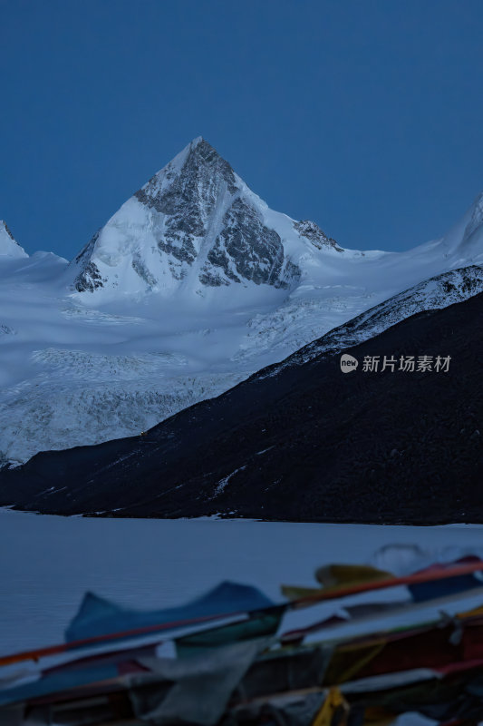 西藏那曲比如萨普神山圣山圣湖冰川壮丽景色