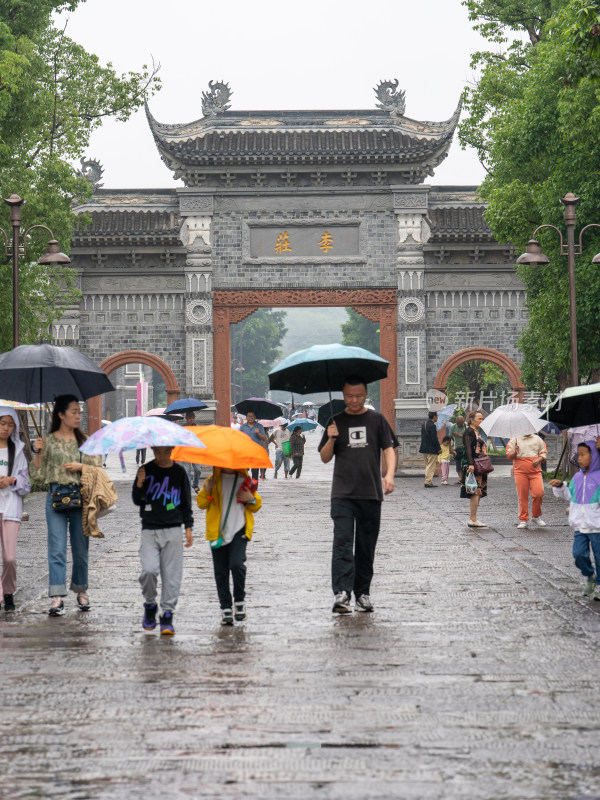 四川省宜宾市旅游度假区李庄古镇的小雨天