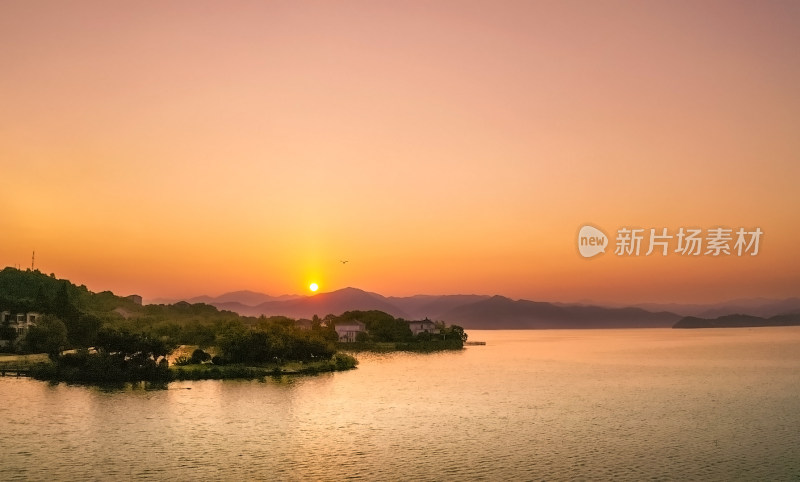 宁波东钱湖早晨湖边景色