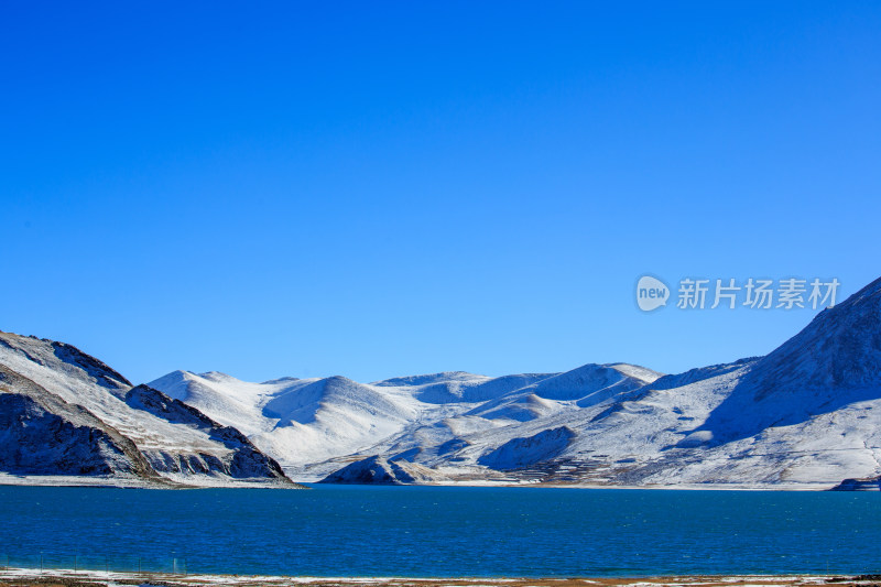 中国西藏羊卓雍措湖羊湖冬季雪景