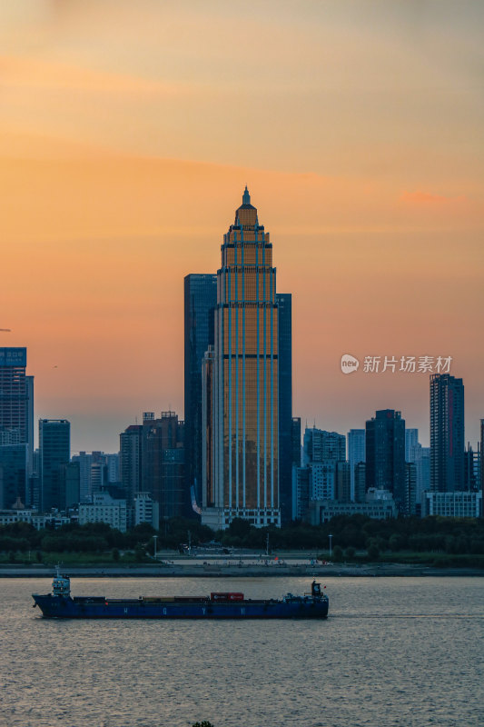 武汉武昌万象城落日剧场，长江沿线江滩落日