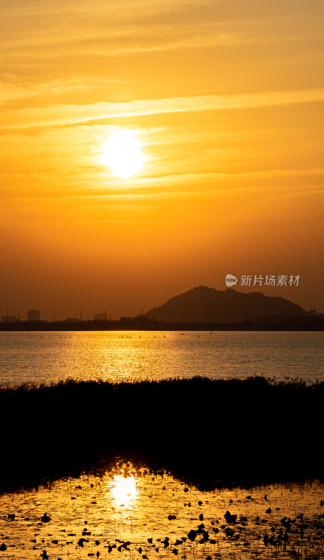 湖面夕阳落日风光