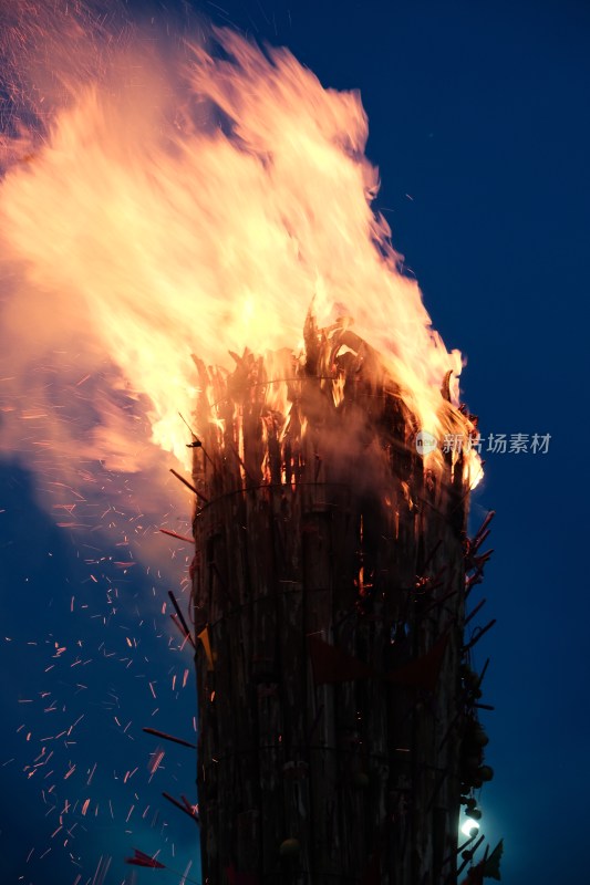 云南大理火把节夜晚熊熊燃烧的篝火