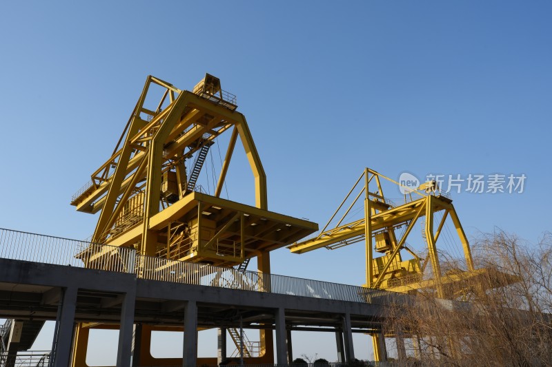 户外大型黄色工业机械