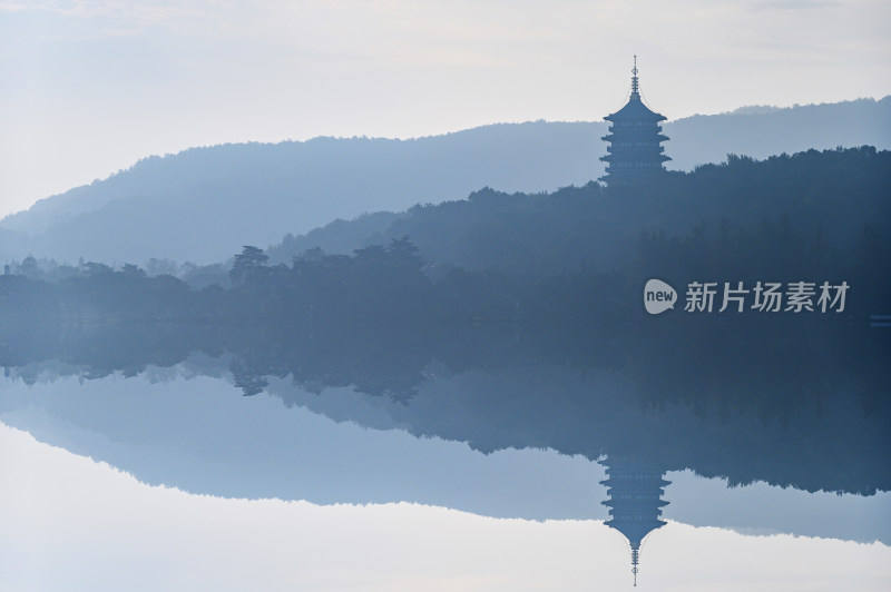 杭州西湖秋天早晨湖面水雾水墨画倒影