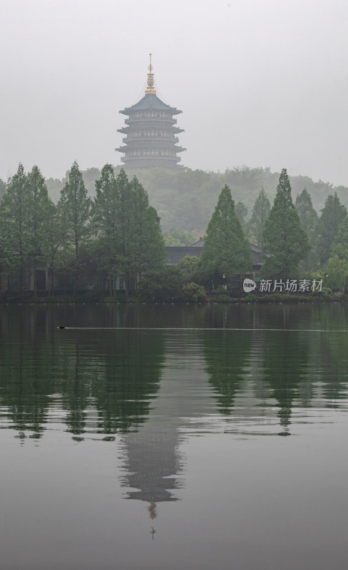 杭州西湖长桥公园雷峰塔雾色景观