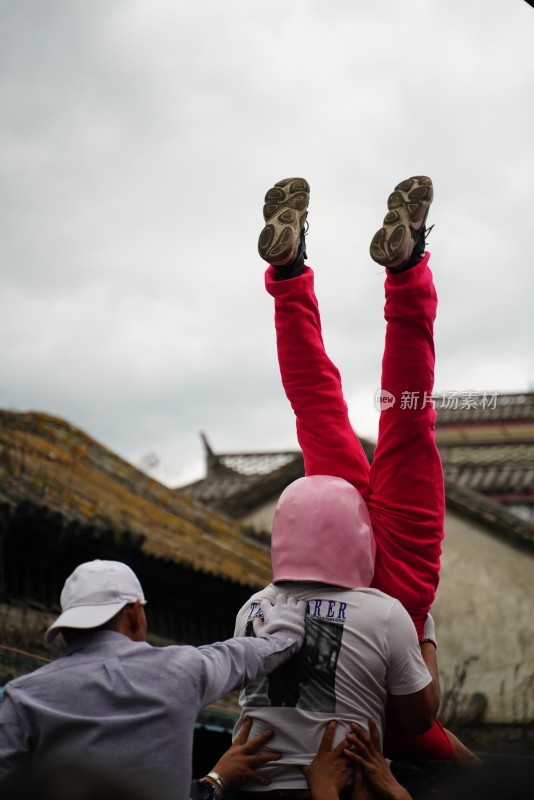 大理白族端午节身着民族服饰人们在户外表演