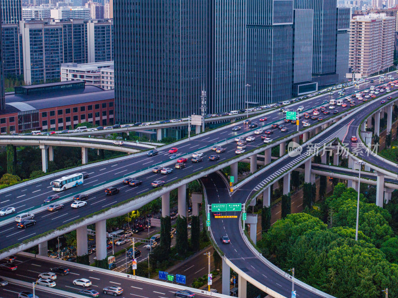 航拍上海汶水路立交桥城市晚高峰车来车往