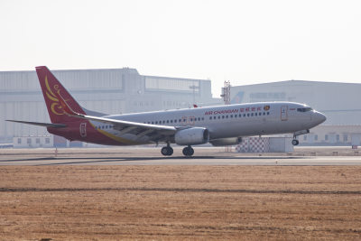 长安航空飞机在机场跑道