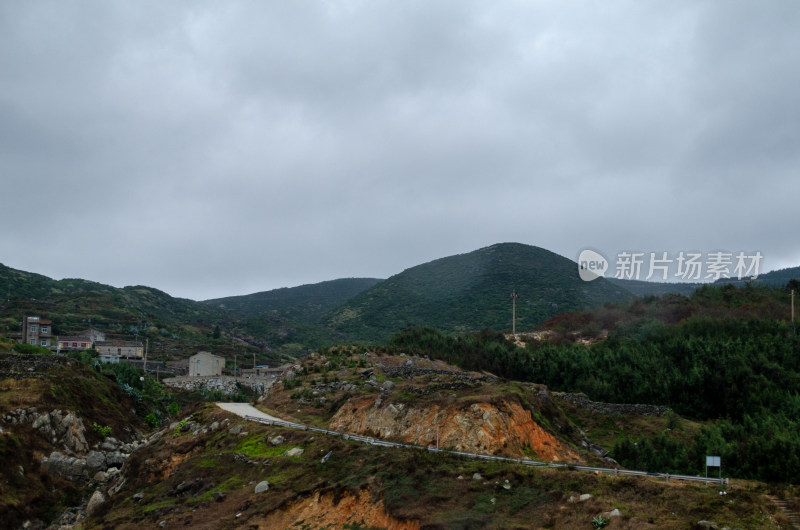 福建平潭岛的小路通向村庄