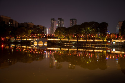 夜景中水面倒映着灯光与高楼的景象