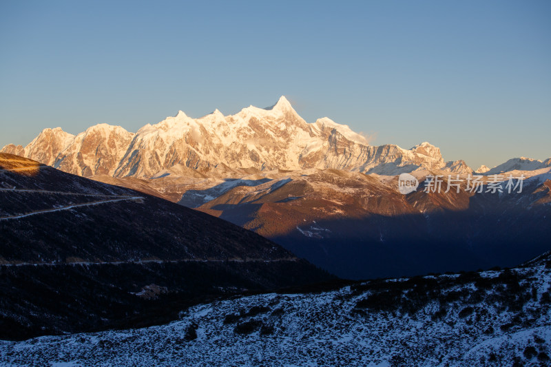 西藏林芝雪景南迦巴瓦峰日照金山雪山夕阳