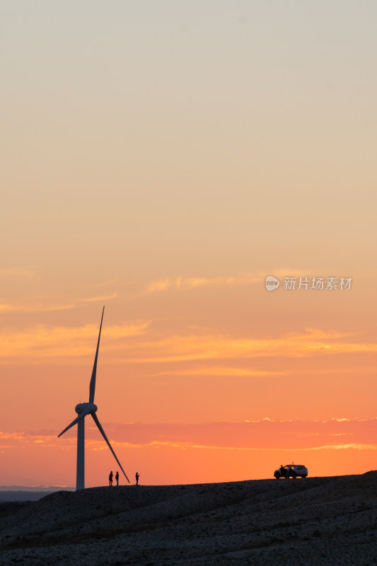 黄昏夕阳下的风力发电大风车