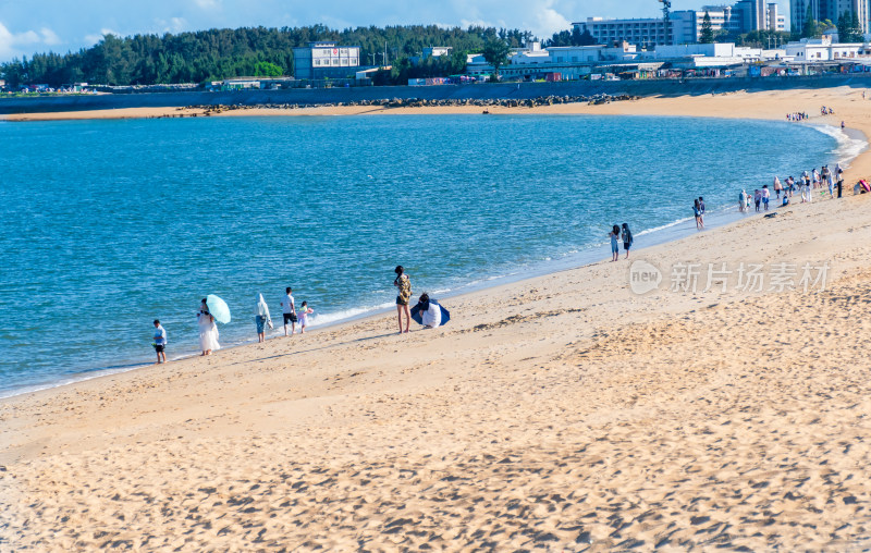 东山岛热闹的海滨沙滩场景