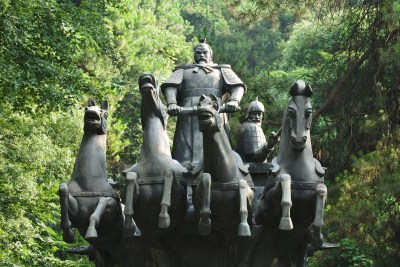 东湖风景区庄王出征雕像