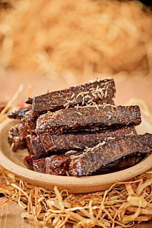 陶瓷餐具装摆的内蒙古特产牛肉干