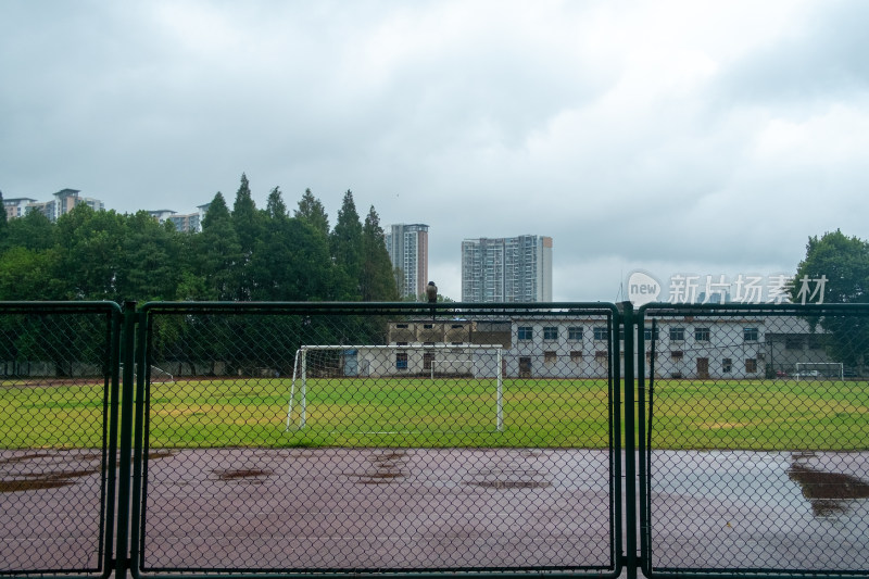 带围栏的户外足球场远景全景