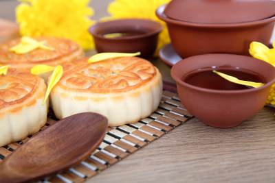 中秋节食品月饼特写和金黄色的菊花