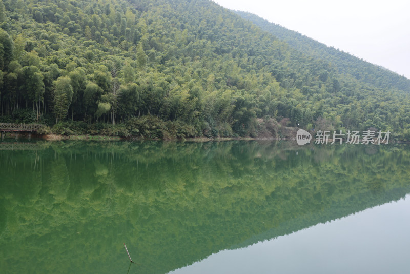 浙江湖州德清县上杨村静谧的湖光山色