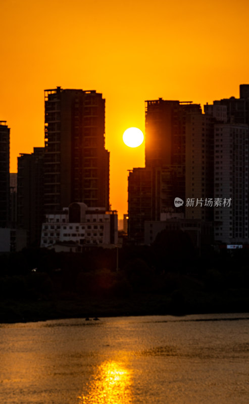 黄昏时的湖南株洲湘江风光带城市景观