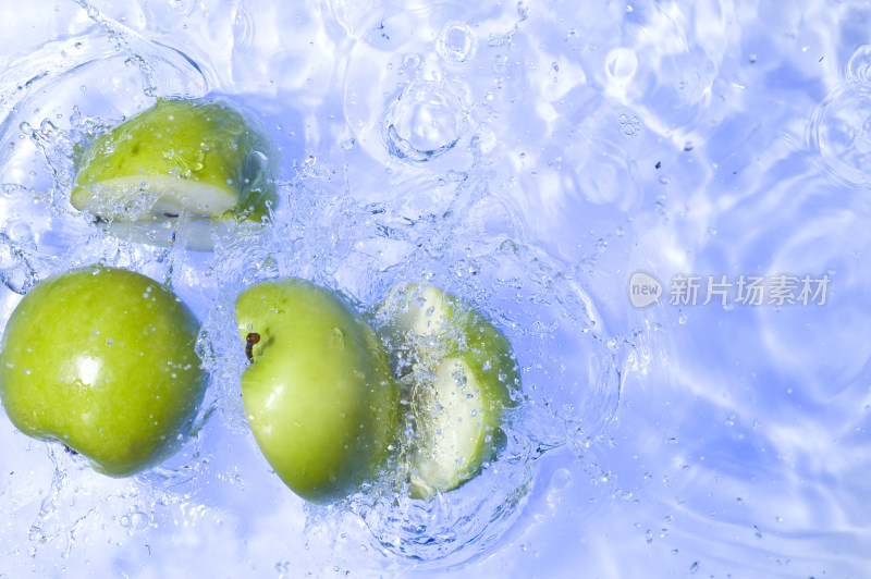 青苹果入水瞬间画面
