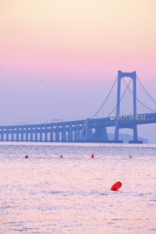 大连星海公园跨海大桥的日出